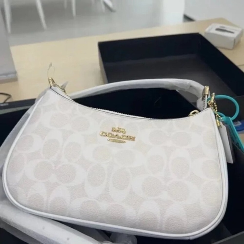 Coach Elegant Cream Shoulder Bag with Gold Accents - Picture 2 of 6